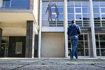 Chemnitzer überrascht: Beliebter Weg zur Innenstadt plötzlich zugemauert - Kein Durchgang mehr: An der Brückstraße in Chemnitz müssen Passanten neuerdings einmal ums Karree laufen, wenn sie zur Waisenstraße oder in Richtung Bahnhof wollen. Der schnelle Weg über den Hof ist neuerdings versperrt.