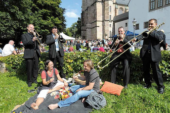 Chemnitzer und ihre Leidenschaften - Während Musiker der Robert-Schumann-Philharmonie Klassik-, Jazz- und Swing-Stücke spielen, können Besucher am 3. September auf dem Schloßberg ein Klassikpicknick genießen.