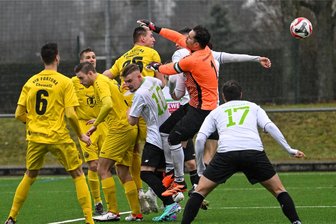 Chemnitzer und Limbacher Kicker starten mit Siegen ins neue Jahr - Durchgesetzt: Oliver Schwarz (Nummer 25) köpft in dieser Szene zum 1:0 für den VfB Fortuna ein.