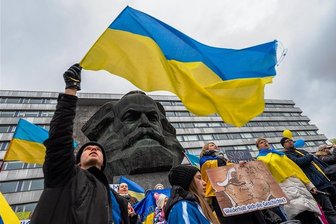 Chemnitzer und Ratsfraktionen beziehen Position zum Ukraine-Krieg - Ihre Solidarität mit der Ukraine demonstrierten am Samstag rund 300 Menschen vor dem Karl-Marx-Monument.
