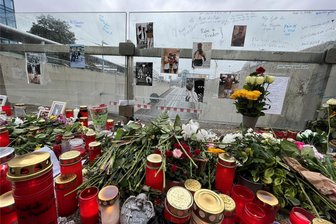 Chemnitzer Unfallbilanz: Deutlich mehr Tote und Verletzte auf den Straßen der Stadt - Auch an der Chemnitzer Zentralhaltestelle wurde im Oktober vergangenen Jahres ein junger Mann bei einem Unfall tödlich verletzt. Er ist einer von neun Verkehrstoten in Chemnitz 2023. Zeichen der Anteilnahme waren noch viele Tage am Unfallort zu sehen.