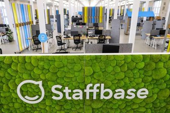 Blick in das pandemiebedingt leere Großraumbüro des Software-Unternehmens Staffbase.
