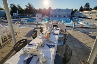 Chemnitzer Unternehmer frühstücken am Beckenrand - Fast wie Urlaub: Unternehmerfrühstück mit Sonnenaufgang am Wasser im Sportforum Chemnitz.