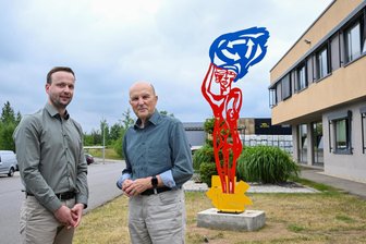 Chemnitzer Verpackungsbetrieb wächst: Zwei Generationen und viele neue Ideen - Die beiden Geschäftsführer bei Richter & Heß, Johannes Graf (links) mit Firmengründer Hans Ulrich Richter, neben einer neuen Skulptur der Göttin Athene des Chemnitzer Künstlers Klaus Süß.