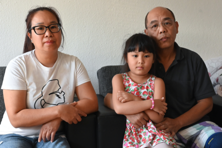 Chemnitzer Vietnamesen droht Abschiebung nach 35 Jahren: Flüchtlingsrat startet Petition - Ngyuen Thi Quynh Hoa, Tochter Emilia und Pham Phi Son (von links) in ihrer Wohnung. Die Familie könnte jederzeit abgeschoben werden.