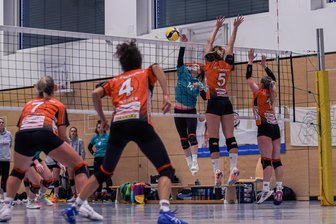 Chemnitzer Volleyballerinnen gehen mit gemischten Gefühlen in die Weihnachtspause - Anna-Maria Nitsche (hier beim Angriffsschlag im Spiel gegen Zschopau) gehört seit Jahren zu den Leistungsträgerinnen des CVV.