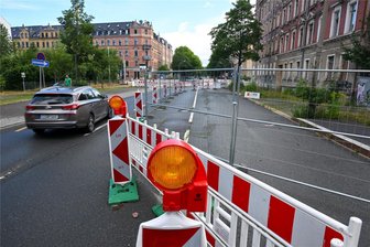 Chemnitzer von Baustellen-Wirrwarr genervt: Weg durch die Stadt wird zur Odyssee - In Chemnitz sorgen neben Baustellen auch verfallene Häuser privater Eigentümer immer wieder für Sperrungen. So ist die B 107 am Rande des Stadtzentrums seit Monaten nur noch Einbahnstraße. So lange, bis die Eigentumsverhältnisse geklärt sind und das Haus entweder saniert oder abgerissen wird, heißt es aus dem Rathaus.