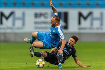 Chemnitzer wachen erst nach Gegentreffer auf - zu spät - Der Münchner Torschütze Leon Klassen (unten) stoppt den Chemnitzer Pacal Itter unsanft. 