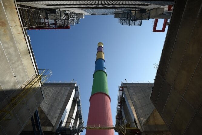Chemnitzer Wärmeversorger Eins will an Umstellung auf Gas festhalten - Der Schornstein des Heizkraftwerkes in Furth. Gleich neben der mit Braunkohle betriebenen Anlage entsteht ein neues Gaskraftwerk. 