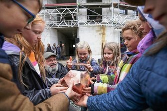 Chemnitzer Waldorfschule wächst und wächst - Christian Wolf, Geschäftsführer des Waldorfschulvereins, half Schülern der 3.und 4. Klasse für die Grundsteinlegung der Ideenwerkstatt eine Zeitkapsel mit Wünschen, Gebasteltem und Geld zu befüllen. 