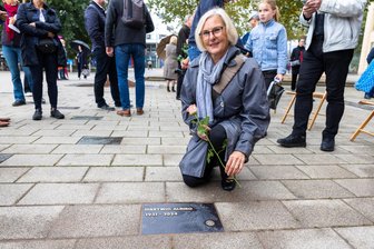 Chemnitzer Walk of Fame ehrt zwei bedeutende Männer - Angelika Albiro legt eine Rose auf die Gedenkplatte für ihren Vater Hartwig Albiro. Der langjährige Chemnitzer Schauspieldirektor wird nun als „Großer Chemnitzer“ geehrt.