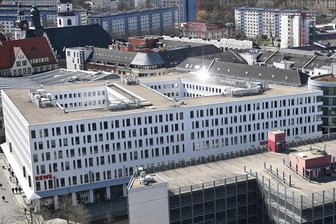 Chemnitzer Wall: Angriff mit Elektroschocker an der Supermarktkasse - Im Rewe-Markt am Wall in der Innenstadt musste die Polizei am Mittwoch zweimal einschreiten.