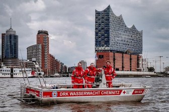 Chemnitzer Wasserwacht fährt auf Elbe bis nach Hamburg - Ankunft in Hamburg