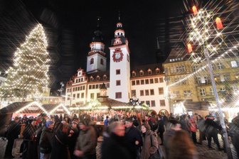 Chemnitzer Weihnachtsmarkt: An Beleuchtung wird nicht gespart - 2019 fand vorerst letztmalig der Weihnachtsmarkt statt. Damals leuchteten noch herkömmliche Glühbirnen am Weihnachtsbaum. Voriges Jahr wurde die Beleuchtung umgestellt. 