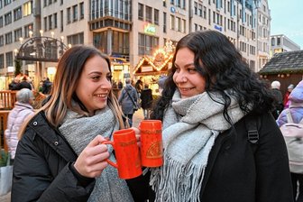 Chemnitzer Weihnachtsmarkt eröffnet: Freude, Hoffnung und ein paar Euro mehr - Laura Reuter und Lisa Reuter (rechts) gehörten zu den ersten Gästen auf dem Weihnachtsmarkt. Geöffnet hat er montags bis donnerstags von 10 bis 20 Uhr, freitags bis sonntags bis 21 Uhr.