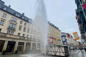 Chemnitzer Weihnachtsmarkt: Fontäne sorgt für nasse Füße beim Budenaufbau - Neues Wasserspiel? Beim Aufbau für den Weihnachtsmarkt ist es zu einem kleinen Malheur mit einem Hydranten gekommen. 