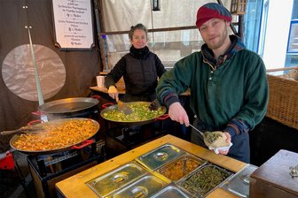 Chemnitzer Weihnachtsmarkt für Familien, Sparfüchse und Premiumkunden: Wer kommt wo auf seine Kosten? - Bei Max Engler auf dem Mittelaltermarkt gibt es Hanfbrot mit Bohnen, Pilzen und Putengulasch – alles frisch gekocht. Es gehört zu den Premiumangeboten auf dem Weihnachtsmarkt.