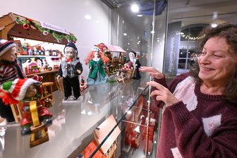 Chemnitzer Weihnachtsmarkt ganz klein: Weihnachtsausstellung eröffnet neue Perspektiven - Karin Neubauer vom Chemnitzer Modellbau-Team vor der Nachbildung einer Chemnitzer Weihnachtsmarktbude. Diese sind derzeit im Esche-Museum in Limbach-Oberfrohna zu sehen.