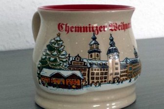 Chemnitzer Weihnachtsmarkt mit neuer Glühweintasse und Kussportal - Die neue Glühweintasse des Chemnitzer Weihnachtsmarktes.