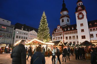 Chemnitzer Weihnachtsmarkthändler müssen höhere Servicegebühren zahlen: Wird nun der Glühwein teurer? - Auf dem diesjährigen Weihnachtsmarkt soll es 14 Heißgetränke-Buden geben.