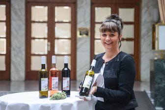 Chemnitzer Wein: Den 2023er-Jahrgang gibt es mit Motiven der Stadt - Weiß, Rosé und Rot. Anja Hofmann, Direktorin vom Hotel Chemnitzer Hof, zeigt die Flaschen mit verschiedenen Stadtmotiven auf dem Etikett.