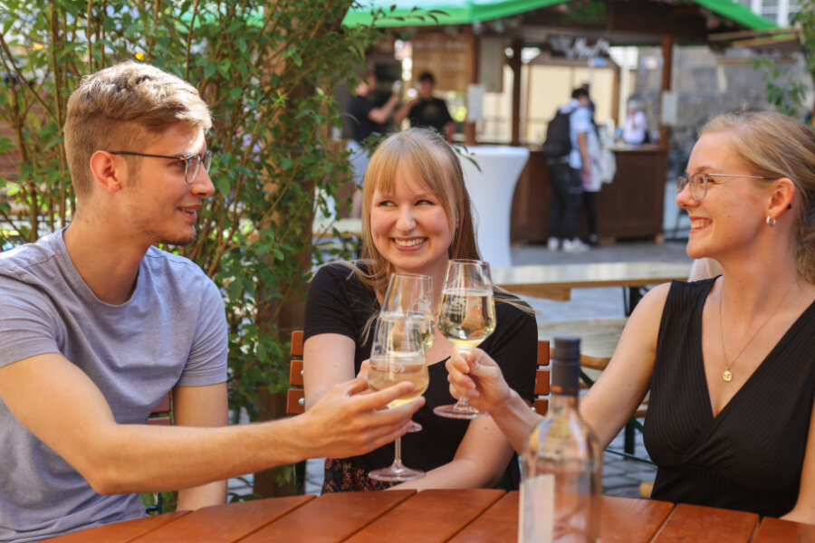 Chemnitzer Weinfest eröffnet: So lief der Auftakt - Zusammenkommen, anstoßen, gemeinsam feiern - die Gäste des Weindorfes freuten sich auf die wieder mögliche Ungezwungenheit.