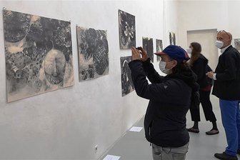Chemnitzer Weltecho-Galerie zeigt einen fast verlorenerenen Bilderschatz - Endlich wieder Kunst "live" - die Eröffnung der Ausstellung im Weltecho mit Arbeiten von Gertrude Köhler war gut besucht. Im Vordergrund einige ihrer "Weltraumzeichnungen". 