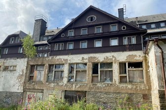 Chemnitzer will altes Sporthotel am Fichtelberg vor Abriss retten - Der jahrelange Verfall hat sichtbare Spuren am alten Sporthotel hinterlassen. Das Foto zeigt die Seite zum Innenhof.