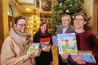 Chemnitzer Wimmelbuch: Bunter Einblick für die Jüngsten der Stadt - Die Babylotsen Stefanie Reuther und Andrea Ganzlin bekommen die Wimmelbücher von Joachim Käschel und Stephanie Brittnacher (v.l.n.r.) im Rathaus überreicht.