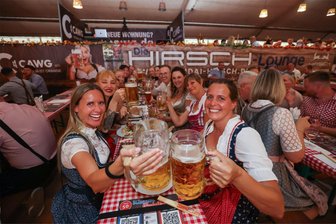 Chemnitzer Wooosn gestartet: So viel kosten Maß, Brezn und Wein - Freitagabend, 18 Uhr: Noch ist das Festzelt zur Eröffnung noch nicht ganz voll, aber die Stimmung mit Dirndl und Maßkrug steigt schon.