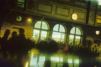 Chemnitzer Zeitzeuge Zschocke über DDR-Flüchtlingszüge vor 35 Jahren: „Gibt keine gute oder schlechte Flucht“ - Der Karl-Marx-Städter Hauptbahnhof in der Nacht auf den 5. Oktober 1989 eine halbe Stunde nach Mitternacht: Den Eingang haben Uniformierte von Polizei und Staatssicherheit abgeriegelt.