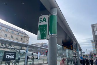 Chemnitzer Zentralhaltestelle soll in vier Farbzonen aufgeteilt werden - An solche grünen Haltestellenschilder können sich die Fahrgäste auf dieser Seite der Zentralhaltestelle schon mal gewöhnen. Die drei anderen Zonen werden gelb, rot und blau.