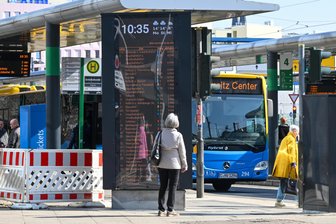 Chemnitzer Zentralhaltestelle wird jetzt digital - Die neue Infotafel steht jetzt dort, wo früher die große Uhr stand.
