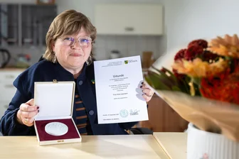 Chemnitzerin erhält Annen-Medaille: Anja Lippmann und ihr Einsatz gegen Ungerechtigkeiten - Die Chemnitzerin Anja Lippmann ist Trägerin der Annen-Medaille 2025. Die Auszeichnung wird an Menschen verliehen, die sich in besonderer Weise sozial und ehrenamtlich engagieren.