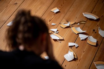 Chemnitzerin fast von ihrem Partner getötet: Opfer glaubte an die Liebe und landet auf Anklagebank - Schläge, Messerstiche und geworfene Flaschen: Gewalt war in der Beziehung offenbar regelmäßig an der Tagesordnung.