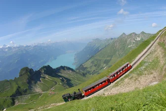 Chemnitzerin in Schweizer Alpen vermisst - Blick auf den Brienzersee im Berner Oberland. Von Interlaken dort wollte die Chemnitzerin zum Augstmatthorn wandern.