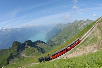 Chemnitzerin in Schweizer Alpen vermisst - Blick auf den Brienzersee im Berner Oberland. Von Interlaken dort wollte die Chemnitzerin zum Augstmatthorn wandern.