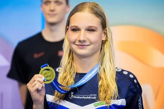 Chemnitzerin Lise Seidel ist die schnellste Rückenschwimmerin Deutschlands - Lise Seidel strahlt mit ihrer Goldmedaille.