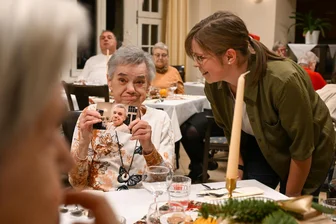 Chemnitzerin macht Senioren in Pflegeheim mit Fotos glücklich - Bewohnerin Reinhild Schibold bekam ihr Foto gleich vor Ort von Nataly Gottberg ausgedruckt.