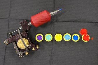 Chemnitzerin muss wegen Tattoo an den Tropf: Tätowiererin vor Gericht - Beim Tätowieren wird Farbe mit einer Nadel unter die Haut gebracht.