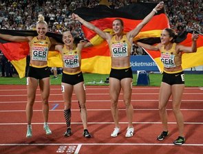Lisa Mayer (l-r), Gina Lückenkemper, Alexandra Burghardt und Rebekka Haase jubeln über den Sieg.