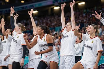 Chemnitzerin Romy Bär als Ruhepol mittendrin: Basketballerinnen gewinnen olympische Premiere - Jubel über einen überraschend klaren Sieg gegen den Europameister aus Belgien bei der olympischen Premiere: Die deutschen Basketballerinnen um Romy Bär (2. von rechts) und Nyara Sabally (3. von rechts), die sich im Spielverlauf am Kopf verletzte, aber Entwarnung geben konnte.
