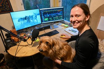 Chemnitzerin schafft es mit Grönland-Doku ins ZDF: „Baff, dass sie mir so vertraut haben“ - Josefin Kuschela ersetzt eine ganze Filmproduktionsfirma. Am Schreibtisch leistete sie den Großteil der Post-Produktion. Was die Menschen in ihrem Film sagen, wird von Chemnitzer Schauspielern gesprochen. Immer dabei: Hündin Leni.
