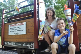 Chemnitztal: Zum Zuckertütenbaum mit der Museumsbahn - Lizzy und Matti aus Baden-Württemberg haben sich Zuckertüten vom Baum gepflückt.