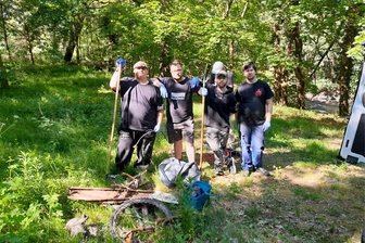 Chemnitztalradweg: Azubis von Don Bosco werden zu Umwelthelden - Azubis der Berufsschule Don Bosco bei der Müllsammelaktion entlang des Chemnitztalradweges.