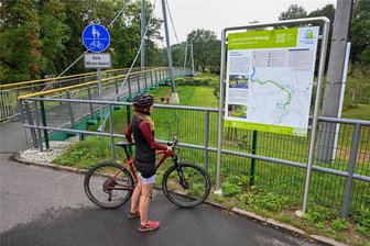 Chemnitztalradweg: Baubeginn für Abschnitt Stein-Göritzhain frühestens 2026 - Orientierungstafeln und Schilder am Chemnitztalradweg in Höhe der Hängebrücke in Auerswalde. Von dort soll der Radweg an der Chemnitztalstraße bis zur Einmündung Auerswalde weitergebaut werden.