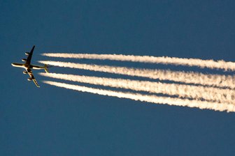 Chemtrails am Himmel? Das steckt wirklich hinter den weißen Streifen - Ein großer Passagierjet zieht am Himmel mehrere Kondensstreifen hinter sich her.