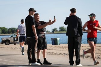 Chicago-Impressionen als WM-Hinweise: Neuer auf dem Platz - Nationaltorwart Manuel Neuer macht ein Foto mit einem Fan.