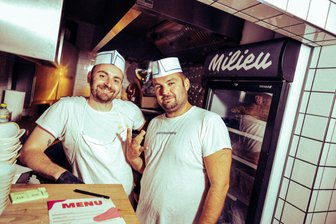 Chicken-Sandwiches statt Roggenbrot: Wie ein Bäckersohn aus Werdau in Berlin durchstartet - Maximilian Kindel (links) und Carlo Ennuschat haben sich mit „Birds in the Kitchen“ in Berlin-Mitte einen Traum erfüllt. Der Laden bietet unter anderem Chicken-Sandwiches an, hat aber auch Speisen für Vegetarier.