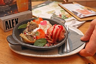 Chili, Erdbeeren, Schokolade: Welche Liebeshelfer auf der Karte von Zwickauer Restaurants locken - „Baklava Love“ nennt sich ein Valentins-Dessert im Zwickauer Lokal „Alex“: mit Baklava, Pistaziencreme, Engelshaar, Erdbeersorbet, Sahne, Schokocreme- und crumble.